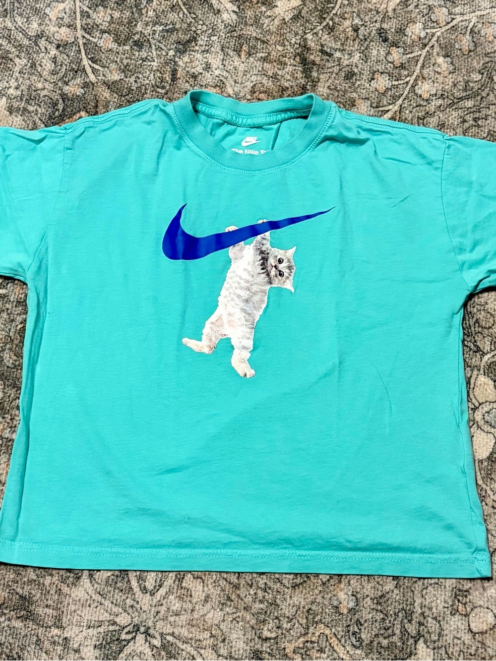 Nike Sportswear "Hang in There" Kitten Boxy Graphic T-Shirt